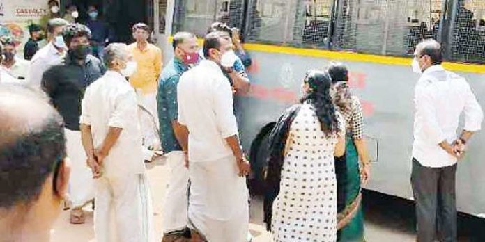 ഹരിദാസ് വധവുമായി ബന്ധപ്പെട്ട് പ്രതികളുടെ ചിത്രം എടുക്കാന് ശ്രമിച്ച മാധ്യമപ്രവര്ത്തകര്ക്കു നേരെ ബിജെപിയുടെ അക്രമം , സംഭവം തലശ്ശേരിയില് ഹരിദാസ് വധവുമായി ബന്ധപ്പെട്ട് പ്രതികളുടെ ചിത്രം എടുക്കാന് ശ്രമിച്ച മാധ്യമപ്രവര്ത്തകര്ക്കു നേരെ ബിജെപിയുടെ അക്രമം , സംഭവം തലശ്ശേരിയില്