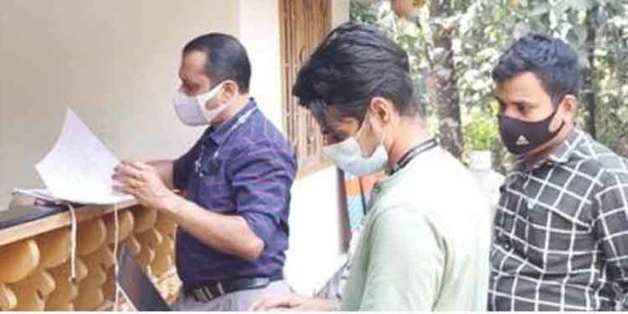 യുക്രെയ്നില് കുടുങ്ങിയ വിദ്യാര്ത്ഥികളുടെ വീടുകളില് റവന്യൂ ഉദ്യോഗസ്ഥര് സന്ദര്ശനം നടത്തി യുക്രെയ്നില് കുടുങ്ങിയ വിദ്യാര്ത്ഥികളുടെ വീടുകളില് റവന്യൂ ഉദ്യോഗസ്ഥര് സന്ദര്ശനം നടത്തി