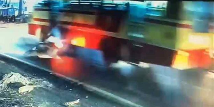 കെ.എസ്.ആര്.ടി.സി. ബസ്സ് ഇടിച്ച് ബൈക്ക് യാത്രക്കാരന് ഗുരുതര പരിക്ക് കെ.എസ്.ആര്.ടി.സി. ബസ്സ് ഇടിച്ച് ബൈക്ക് യാത്രക്കാരന് ഗുരുതര പരിക്ക്