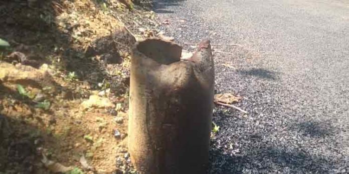 അപകട ഭീഷണിയായി കുഴൽ കിണറിന്റെ പൈപ്പ് അപകട ഭീഷണിയായി കുഴൽ കിണറിന്റെ പൈപ്പ്