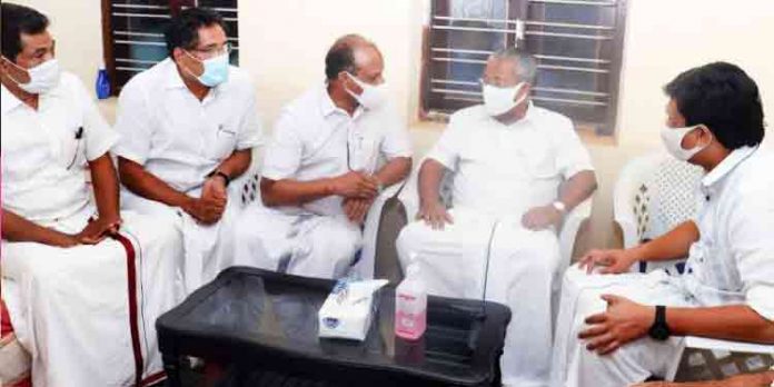 അഹമ്മദ് ദേവര് കോവിലിന്റ മാതാവിന്റെ മരണം ; അനുശോചനം അറിയിക്കാന് മുഖ്യമന്ത്രി എത്തി അഹമ്മദ് ദേവര് കോവിലിന്റ മാതാവിന്റെ മരണം ; അനുശോചനം അറിയിക്കാന് മുഖ്യമന്ത്രി എത്തി