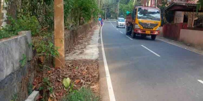 ചാലാപ്പള്ളി – കോട്ടാങ്ങൽ ബാസ്റ്റോ റോഡിൽ ഉപേക്ഷിക്കപ്പെട്ട കലുങ്ക് അപകട ഭീഷണി ഉയർത്തുന്നു ചാലാപ്പള്ളി – കോട്ടാങ്ങൽ ബാസ്റ്റോ റോഡിൽ ഉപേക്ഷിക്കപ്പെട്ട കലുങ്ക് അപകട ഭീഷണി ഉയർത്തുന്നു