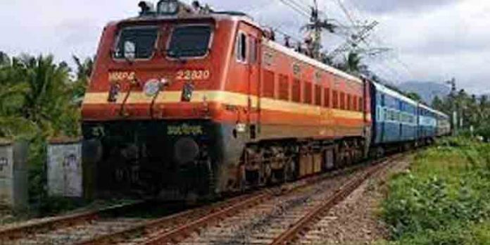 ട്രെയിന് തട്ടി യുവാവിന്റെ കൈ അറ്റു ട്രെയിന് തട്ടി യുവാവിന്റെ കൈ അറ്റു