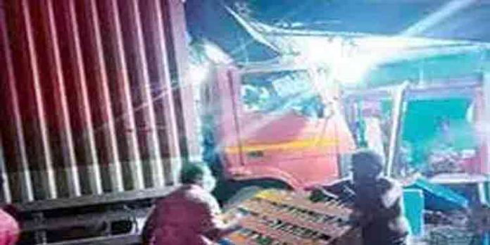 നിർത്തിയിട്ട ലോറിക്കുപിന്നിൽ ചരക്കുലോറി ഇടിച്ചുകയറി നിർത്തിയിട്ട ലോറിക്കുപിന്നിൽ ചരക്കുലോറി ഇടിച്ചുകയറി