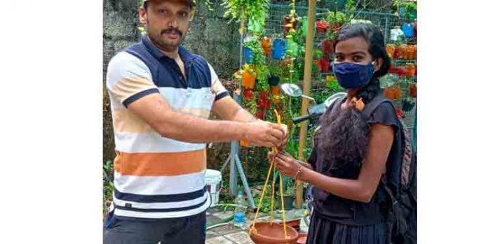 കൊടും വേനലിൽ പക്ഷികൾക്ക് ദാഹജലം ഒരുക്കി ഇക്കോ ടുറിസം സെന്ററിലെ വനപാലകർ കൊടും വേനലിൽ പക്ഷികൾക്ക് ദാഹജലം ഒരുക്കി ഇക്കോ ടുറിസം സെന്ററിലെ വനപാലകർ