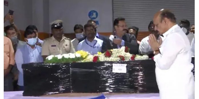 യുക്രെയ്നിൽ കൊല്ലപ്പെട്ട ഇന്ത്യൻ വിദ്യാർഥി നവീന്റെ മൃതദേഹം നാട്ടിലെത്തിച്ചു ; മൃതദേഹം മെഡി.കോളേജിന് നൽകും യുക്രെയ്നിൽ കൊല്ലപ്പെട്ട ഇന്ത്യൻ വിദ്യാർഥി നവീന്റെ മൃതദേഹം നാട്ടിലെത്തിച്ചു ; മൃതദേഹം മെഡി.കോളേജിന് നൽകും