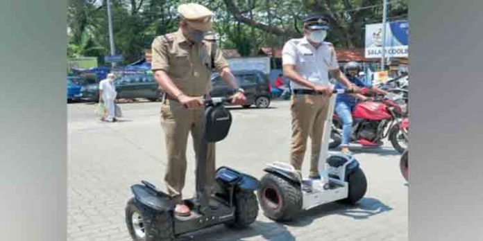 ഇനി കൊച്ചി നഗരത്തില് ട്രാഫിക് പോലീസ് എത്തുന്നത് ഹോവര് ബോര്ഡ് ഇലക്ട്രിക് സ്കൂട്ടറുകളില് ഇനി കൊച്ചി നഗരത്തില് ട്രാഫിക് പോലീസ് എത്തുന്നത് ഹോവര് ബോര്ഡ് ഇലക്ട്രിക് സ്കൂട്ടറുകളില്