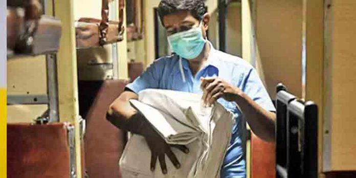 ട്രെയിനുകളിലെ ദീർഘദൂര യാത്രക്കാർക്ക് കമ്പിളിയും തലയിണയുമെല്ലാം വീണ്ടും ലഭിച്ചു തുടങ്ങും ട്രെയിനുകളിലെ ദീർഘദൂര യാത്രക്കാർക്ക് കമ്പിളിയും തലയിണയുമെല്ലാം വീണ്ടും ലഭിച്ചു തുടങ്ങും
