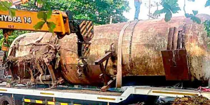 പുത്തൻതെരുവ് ടാങ്കർ ദുരന്തം : 13 വർഷത്തിനുശേഷം ടാങ്കർ പാതയോരത്തുനിന്ന് മാറ്റി പുത്തൻതെരുവ് ടാങ്കർ ദുരന്തം : 13 വർഷത്തിനുശേഷം ടാങ്കർ പാതയോരത്തുനിന്ന് മാറ്റി