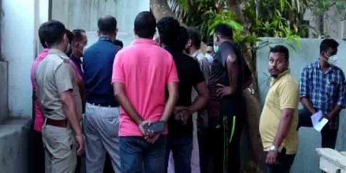 യുവതിയെ ക്വാര്ട്ടേഴ്സില് മരിച്ച നിലയില് കണ്ടെത്തി ; ഭര്ത്താവിനെയും കുട്ടികളെയും കാണാനില്ല യുവതിയെ ക്വാര്ട്ടേഴ്സില് മരിച്ച നിലയില് കണ്ടെത്തി ; ഭര്ത്താവിനെയും കുട്ടികളെയും കാണാനില്ല