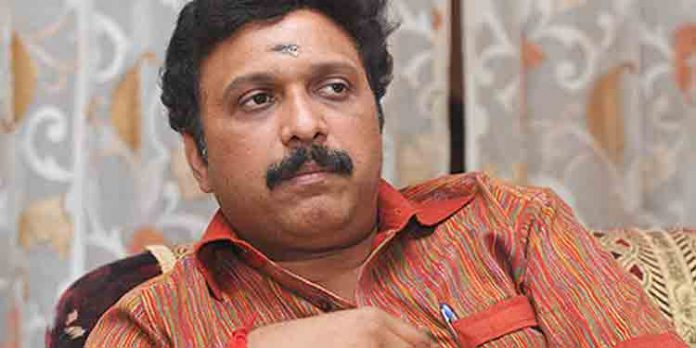 പുര കത്തുമ്പോള് വാഴ വെട്ടാമെന്ന് കരുതിയിറങ്ങുന്ന അലവലാതികള് ആണ് ആയുര്വേദ ഡോക്ടര്മാര് പ്രതികരണവുമായി ഗണേഷ്കുമാര് പുര കത്തുമ്പോള് വാഴ വെട്ടാമെന്ന് കരുതിയിറങ്ങുന്ന അലവലാതികള് ആണ് ആയുര്വേദ ഡോക്ടര്മാര് പ്രതികരണവുമായി ഗണേഷ്കുമാര്