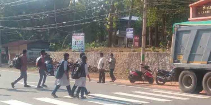 വിദ്യാര്ത്ഥികള് സ്കൂളിലേയ്ക്കും, വീട്ടിലേയ്ക്കും പോകുന്ന സമയത്ത് ടിപ്പറിന്റെ ഗതാഗതം നിയന്ത്രിക്കണം വിദ്യാര്ത്ഥികള് സ്കൂളിലേയ്ക്കും, വീട്ടിലേയ്ക്കും പോകുന്ന സമയത്ത് ടിപ്പറിന്റെ ഗതാഗതം നിയന്ത്രിക്കണം