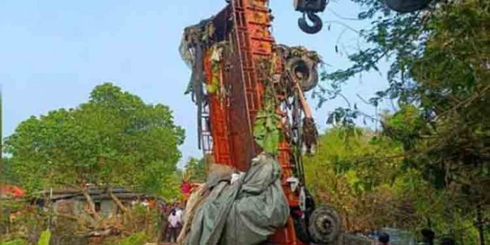 മറിയപ്പള്ളിയിൽ പാറമടക്കുളത്തിൽ വീണ ലോറി പുറത്തെടുത്തു ; ഡ്രൈവറുടെ മൃതദേഹം കിട്ടി മറിയപ്പള്ളിയിൽ പാറമടക്കുളത്തിൽ വീണ ലോറി പുറത്തെടുത്തു ; ഡ്രൈവറുടെ മൃതദേഹം കിട്ടി