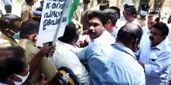 കെ-റെയില് സര്വേയ്ക്കെതിരെ തലസ്ഥാനത്തും പ്രതിഷേധം ; പോലീസും സമരക്കാരും ഏറ്റുമുട്ടി കെ-റെയില് സര്വേയ്ക്കെതിരെ തലസ്ഥാനത്തും പ്രതിഷേധം ; പോലീസും സമരക്കാരും ഏറ്റുമുട്ടി