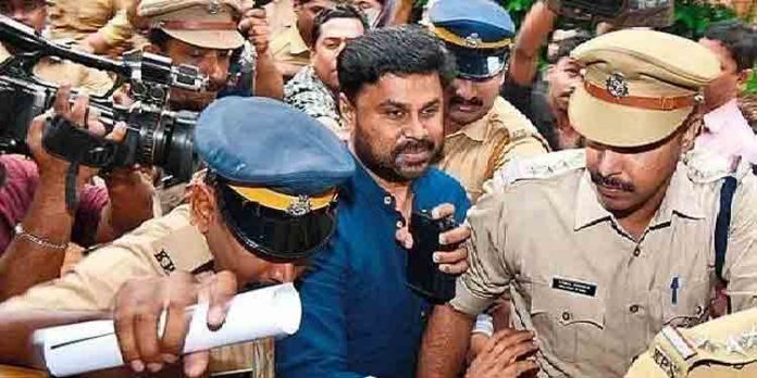 ദിലീപിന്റെ ഒരു ഫോണിലെ 12 നമ്പരുകളിലേയ്ക്കുള്ള ചാറ്റുകള് നശിപ്പിച്ചു : ക്രൈംബ്രാഞ്ച് ദിലീപിന്റെ ഒരു ഫോണിലെ 12 നമ്പരുകളിലേയ്ക്കുള്ള ചാറ്റുകള് നശിപ്പിച്ചു : ക്രൈംബ്രാഞ്ച്