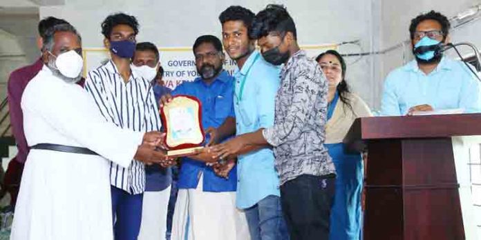 മോതിരവയല് യുവ ആർട്സ് & സ്പോട്സ് ക്ലബിന് മാതൃകാപരമായ പ്രവർത്തനങ്ങൾക്കുള്ള അംഗീകാരം ലഭിച്ചു മോതിരവയല് യുവ ആർട്സ് & സ്പോട്സ് ക്ലബിന് മാതൃകാപരമായ പ്രവർത്തനങ്ങൾക്കുള്ള അംഗീകാരം ലഭിച്ചു