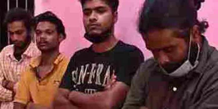 മൂന്നാറില് വിനോദസഞ്ചാരികളെ പിന്തുടര്ന്ന് ആക്രമിച്ച് പരിക്കേല്പ്പിച്ച കേസില് നാല് യുവാക്കള് അറസ്റ്റില് മൂന്നാറില് വിനോദസഞ്ചാരികളെ പിന്തുടര്ന്ന് ആക്രമിച്ച് പരിക്കേല്പ്പിച്ച കേസില് നാല് യുവാക്കള് അറസ്റ്റില്