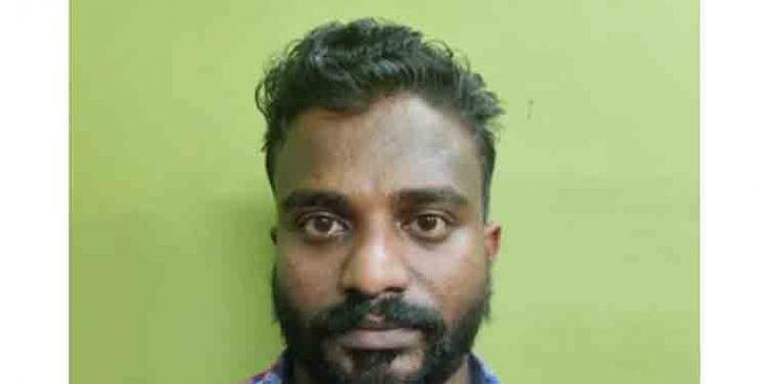ബിവറേജുകളില് നിന്നും മദ്യം വാങ്ങി അഞ്ചിരട്ടി വിലയ്ക്ക് വിൽപന ; ജവാന് പിടിയില് ബിവറേജുകളില് നിന്നും മദ്യം വാങ്ങി അഞ്ചിരട്ടി വിലയ്ക്ക് വിൽപന ; ജവാന് പിടിയില്