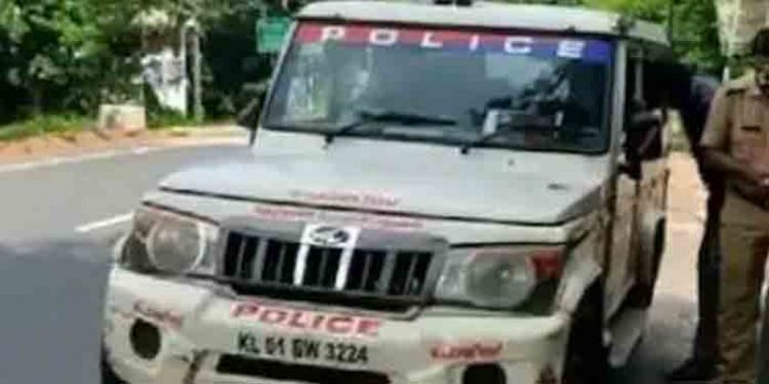 വീണ്ടും കാക്കിയുടെ ക്രൂരത ; ആള് മാറി പിടികൂടിയ ഓട്ടോഡ്രൈവറെ മര്ദ്ദിച്ച് അവശനാക്കി വീണ്ടും കാക്കിയുടെ ക്രൂരത ; ആള് മാറി പിടികൂടിയ ഓട്ടോഡ്രൈവറെ മര്ദ്ദിച്ച് അവശനാക്കി