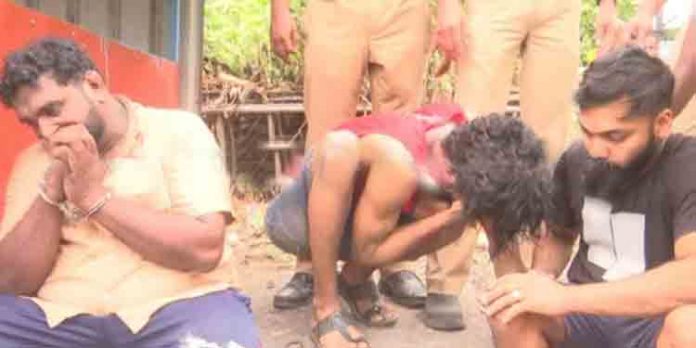 വാളയാറില് വന് കഞ്ചാവ് വേട്ട ; ലോറിയില് കടത്താന് ശ്രമിച്ച 170 കിലോഗ്രാം കഞ്ചാവ് എക്സൈസ് സംഘം പിടികൂടി വാളയാറില് വന് കഞ്ചാവ് വേട്ട ; ലോറിയില് കടത്താന് ശ്രമിച്ച 170 കിലോഗ്രാം കഞ്ചാവ് എക്സൈസ് സംഘം പിടികൂടി
