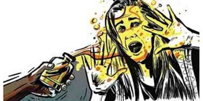 പെണ്കുട്ടി പഠിക്കാന് പോകുന്നത് ഇഷ്ടമല്ല ; പത്താം ക്ലാസ് പരീക്ഷ എഴുതാന് പോയ ഭാര്യയെ തടഞ്ഞുനിര്ത്തി ആസിഡൊഴിച്ച് ഭര്ത്താവിന്റെ ക്രൂരത പെണ്കുട്ടി പഠിക്കാന് പോകുന്നത് ഇഷ്ടമല്ല ; പത്താം ക്ലാസ് പരീക്ഷ എഴുതാന് പോയ ഭാര്യയെ തടഞ്ഞുനിര്ത്തി ആസിഡൊഴിച്ച് ഭര്ത്താവിന്റെ ക്രൂരത