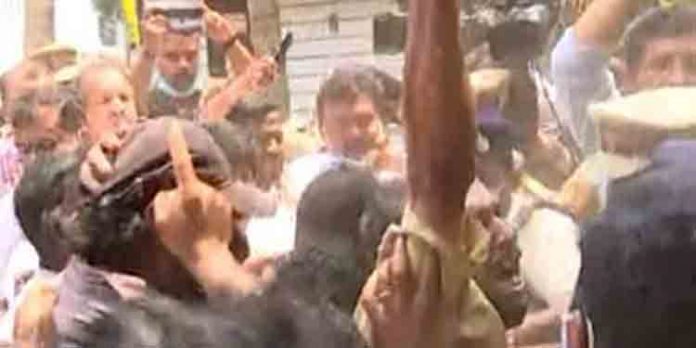 പുരുഷ പോലീസ് ലാത്തികൊണ്ട് കുത്തി – പ്രതിഷേധിച്ച സ്ത്രീകള് ; കല്ലായിലും പോലീസും നാട്ടുകാരും തമ്മില് ഉന്തും തള്ളും പുരുഷ പോലീസ് ലാത്തികൊണ്ട് കുത്തി – പ്രതിഷേധിച്ച സ്ത്രീകള് ; കല്ലായിലും പോലീസും നാട്ടുകാരും തമ്മില് ഉന്തും തള്ളും