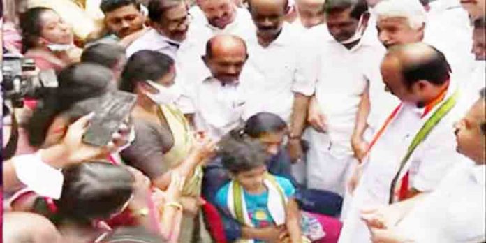 സില്വര് ലൈന് പദ്ധതിയിലെ കല്ലിടലിനെതിരെ ജനകീയ പ്രതിഷേധം നടന്ന ചങ്ങനാശേരി മാടപ്പള്ളിയില് യു.ഡി.എഫ് സംഘം സന്ദര്ശനം നടത്തുന്നു സില്വര് ലൈന് പദ്ധതിയിലെ കല്ലിടലിനെതിരെ ജനകീയ പ്രതിഷേധം നടന്ന ചങ്ങനാശേരി മാടപ്പള്ളിയില് യു.ഡി.എഫ് സംഘം സന്ദര്ശനം നടത്തുന്നു