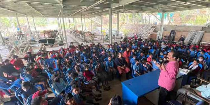 അമൃതധാര ഗോശാലയിലേക്ക് പഠന യാത്രയുമായി കോന്നി ഗവ. എല്.പി.എസ് സ്കൂൾ അമൃതധാര ഗോശാലയിലേക്ക് പഠന യാത്രയുമായി കോന്നി ഗവ. എല്.പി.എസ് സ്കൂൾ