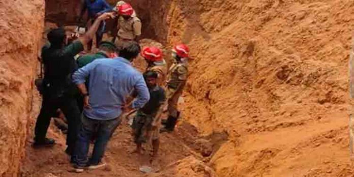 കളമശേരിയില് തെരച്ചില് നിര്ത്തി ; ആരും മണ്ണിനടിയിലില്ലെന്ന് നിഗമനം കളമശേരിയില് തെരച്ചില് നിര്ത്തി ; ആരും മണ്ണിനടിയിലില്ലെന്ന് നിഗമനം