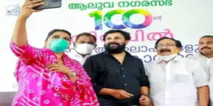 ദിലീപുമായുള്ള കൂട്ടുകെട്ട് ; കോണ്ഗ്രസ് രാജ്യസഭാ സ്ഥാനാര്ത്ഥി ജെബി മേത്തര്ക്കെതിരെ വിമര്ശനം ഉയരുന്നു ദിലീപുമായുള്ള കൂട്ടുകെട്ട് ; കോണ്ഗ്രസ് രാജ്യസഭാ സ്ഥാനാര്ത്ഥി ജെബി മേത്തര്ക്കെതിരെ വിമര്ശനം ഉയരുന്നു