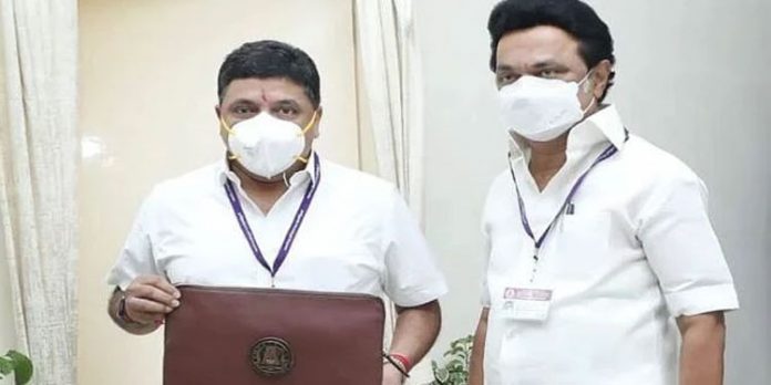 എല്ലാ പെണ്കുട്ടികള്ക്കും പഠനത്തിനായി പ്രതിമാസം 1000 രൂപ സ്റ്റൈപ്പന്ഡ് ; സ്റ്റാലിന് സര്ക്കാറിന്റെ രണ്ടാം ബജറ്റ് ജനപ്രിയം എല്ലാ പെണ്കുട്ടികള്ക്കും പഠനത്തിനായി പ്രതിമാസം 1000 രൂപ സ്റ്റൈപ്പന്ഡ് ; സ്റ്റാലിന് സര്ക്കാറിന്റെ രണ്ടാം ബജറ്റ് ജനപ്രിയം