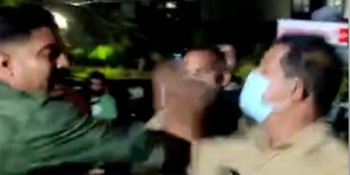 വാഹനം സൈഡ് കൊടുക്കുന്നതുമായി ബന്ധപ്പെട്ട് തര്ക്കം ; ഡിവൈഎഫ്ഐ നേതാവിന്റെ മുഖത്ത് അടിച്ച് പോലീസ് ഉദ്യോഗസ്ഥന് വാഹനം സൈഡ് കൊടുക്കുന്നതുമായി ബന്ധപ്പെട്ട് തര്ക്കം ; ഡിവൈഎഫ്ഐ നേതാവിന്റെ മുഖത്ത് അടിച്ച് പോലീസ് ഉദ്യോഗസ്ഥന്
