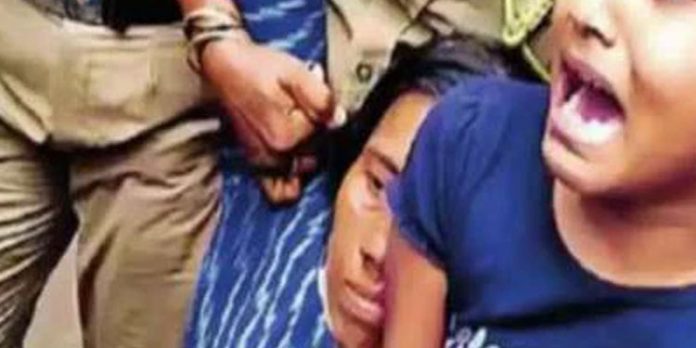 മാടപ്പള്ളിയിലെ കെ – റെയില് പ്രതിഷേധ സമരത്തിനിടയില് കുട്ടിയുമായി എത്തിയ ജിജി ഫിലിപ്പിനെതിരെ നിയമ നടപടി മാടപ്പള്ളിയിലെ കെ – റെയില് പ്രതിഷേധ സമരത്തിനിടയില് കുട്ടിയുമായി എത്തിയ ജിജി ഫിലിപ്പിനെതിരെ നിയമ നടപടി