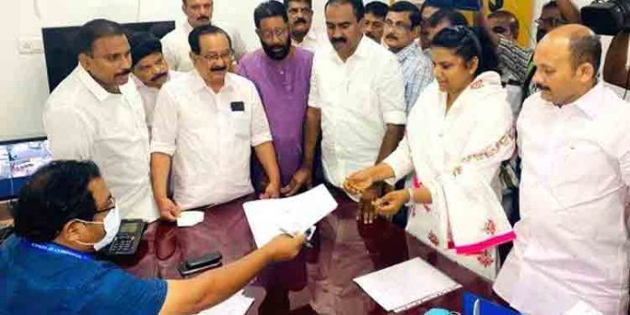 ജെബി മേത്തര് കൗൺസിലർ സ്ഥാനം രാജിവെച്ചു ജെബി മേത്തര് കൗൺസിലർ സ്ഥാനം രാജിവെച്ചു