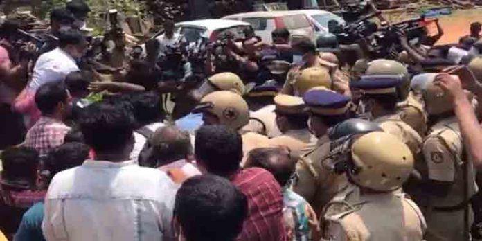 കെ റെയിൽ കുറ്റികൾ നാട്ടുകാർ പിഴുതെറിഞ്ഞു ; തഹസിൽദാറെ തിരിച്ചയച്ചു കെ റെയിൽ കുറ്റികൾ നാട്ടുകാർ പിഴുതെറിഞ്ഞു ; തഹസിൽദാറെ തിരിച്ചയച്ചു