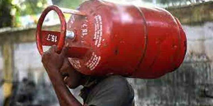 രാജ്യത്ത് പാചക വാതകത്തിനും വില കൂട്ടി ; ഗാര്ഹിക സിലിണ്ടറിന്റെ വില 50 രൂപയാണ് കൂട്ടിയത് രാജ്യത്ത് പാചക വാതകത്തിനും വില കൂട്ടി ; ഗാര്ഹിക സിലിണ്ടറിന്റെ വില 50 രൂപയാണ് കൂട്ടിയത്