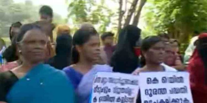 കെ – റെയില് കല്ലിടലിനെതിരെ മലപ്പുറം തിരുനാവായയില് പ്രതിഷേധം കെ – റെയില് കല്ലിടലിനെതിരെ മലപ്പുറം തിരുനാവായയില് പ്രതിഷേധം