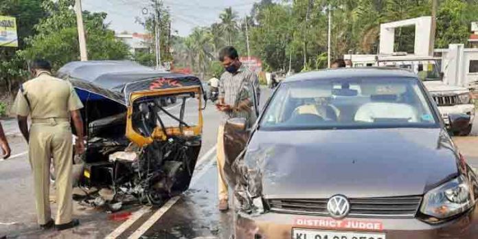 ജഡ്ജി സഞ്ചരിച്ച കാറും ഓട്ടോറിക്ഷയും കൂട്ടിയിടിച്ച് രണ്ടുപേര്ക്ക് പരിക്ക് ജഡ്ജി സഞ്ചരിച്ച കാറും ഓട്ടോറിക്ഷയും കൂട്ടിയിടിച്ച് രണ്ടുപേര്ക്ക് പരിക്ക്