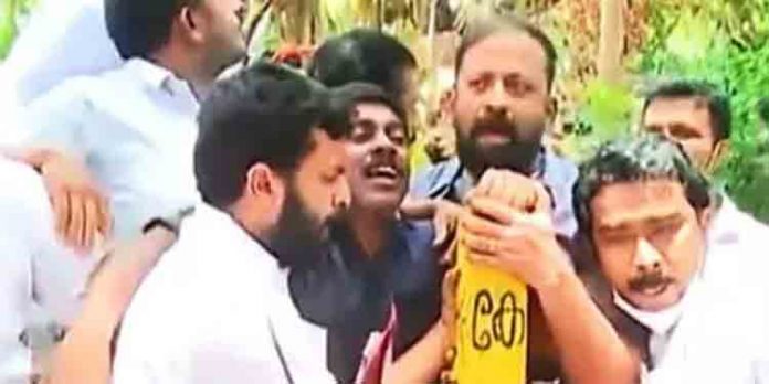 കോട്ടയത്ത് കളക്ടറേറ്റ് വളപ്പിനുള്ളില് കെ – റെയില് സര്വേ കല്ല് പ്രതീകാത്മകമായി കുഴിച്ചിട്ടു കോട്ടയത്ത് കളക്ടറേറ്റ് വളപ്പിനുള്ളില് കെ – റെയില് സര്വേ കല്ല് പ്രതീകാത്മകമായി കുഴിച്ചിട്ടു