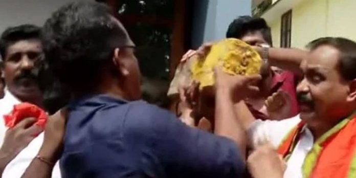 കെ – റെയില് -പ്രതിഷേധത്തിന്റെ ഭാഗമായി മുഖ്യമന്ത്രിയുടെ ഔദ്യോഗിക വസതിയായ ക്ലിഫ് ഹൗസിലേക്ക് ബിജെപി മാര്ച്ച് കെ – റെയില് -പ്രതിഷേധത്തിന്റെ ഭാഗമായി മുഖ്യമന്ത്രിയുടെ ഔദ്യോഗിക വസതിയായ ക്ലിഫ് ഹൗസിലേക്ക് ബിജെപി മാര്ച്ച്