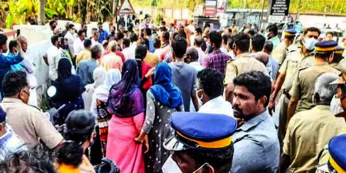 എറണാകുളം ജില്ലയില് കെ – റെയില് സര്വേ നിര്ത്തിവെച്ചു എറണാകുളം ജില്ലയില് കെ – റെയില് സര്വേ നിര്ത്തിവെച്ചു