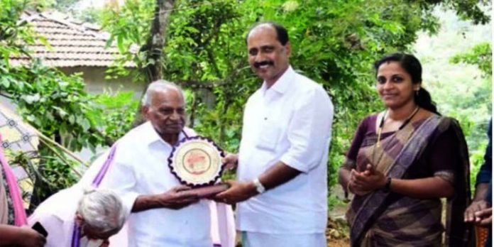 ആസാദി കാ അമൃത് മഹോത്സവ് : സ്വാതന്ത്ര്യസമര സേനാനി എം.കെ. രവീന്ദ്രൻ വൈദ്യരെ ആദരിച്ചു ആസാദി കാ അമൃത് മഹോത്സവ് : സ്വാതന്ത്ര്യസമര സേനാനി എം.കെ. രവീന്ദ്രൻ വൈദ്യരെ ആദരിച്ചു