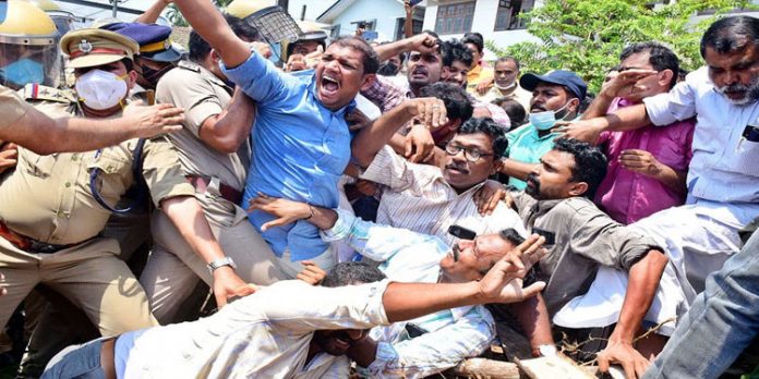 സംസ്ഥാനത്ത് കെ-റെയില് സര്വേ നടപടികള് താല്ക്കാലികമായി നിര്ത്തിവെച്ചു സംസ്ഥാനത്ത് കെ-റെയില് സര്വേ നടപടികള് താല്ക്കാലികമായി നിര്ത്തിവെച്ചു