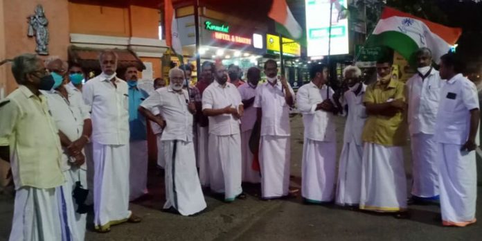 കോണ്ഗ്രസ് എംപിമാരെ പോലീസ് മര്ദ്ദിച്ച സംഭവം ; കോണ്ഗ്രസ് പ്രവര്ത്തകര് പ്രകടനം നടത്തി കോണ്ഗ്രസ് എംപിമാരെ പോലീസ് മര്ദ്ദിച്ച സംഭവം ; കോണ്ഗ്രസ് പ്രവര്ത്തകര് പ്രകടനം നടത്തി
