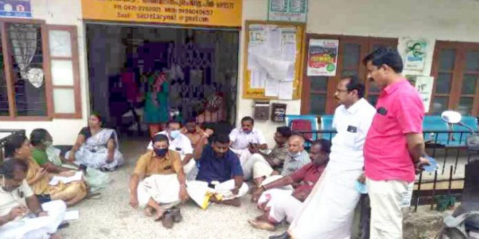താല്ക്കാലിക ജീവനക്കാരെ പിരിച്ചുവിട്ടു ; മലയിന്കീഴ് പഞ്ചായത്ത് ഓഫീസിന് മുന്നില് സംഘര്ഷo താല്ക്കാലിക ജീവനക്കാരെ പിരിച്ചുവിട്ടു ; മലയിന്കീഴ് പഞ്ചായത്ത് ഓഫീസിന് മുന്നില് സംഘര്ഷo