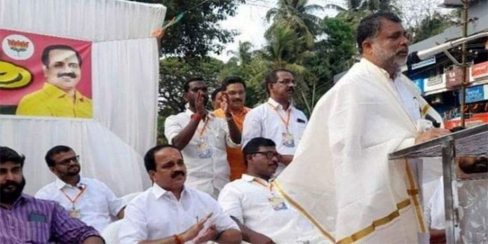 ലീഗ് നേതാവിനെ ബി ജെ പി ജില്ലാ പ്രസിഡന്റ് പൊന്നാട അണിയിച്ചു ; വിമര്ശനവുമായി സിപിഎം ലീഗ് നേതാവിനെ ബി ജെ പി ജില്ലാ പ്രസിഡന്റ് പൊന്നാട അണിയിച്ചു ; വിമര്ശനവുമായി സിപിഎം