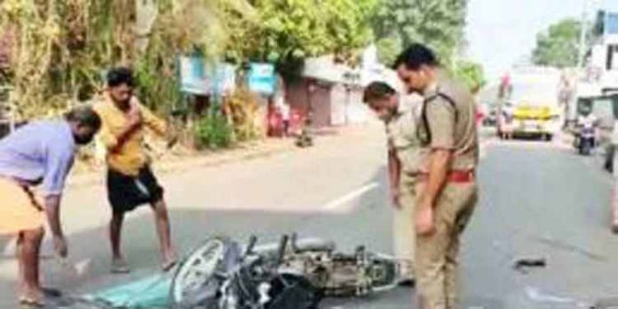 കുമ്പനാട് വാനും ബൈക്കും കൂട്ടിയിടിച്ച് രണ്ട് യുവാക്കള് മരിച്ചു കുമ്പനാട് വാനും ബൈക്കും കൂട്ടിയിടിച്ച് രണ്ട് യുവാക്കള് മരിച്ചു