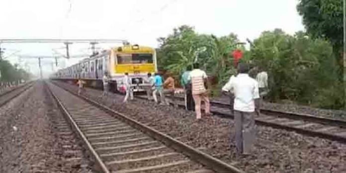 ദേശീയ പണിമുടക്ക് ; കൊടിയുമായി ട്രെയിന് തടയാന് ശ്രമിച്ച രണ്ട് സമരക്കാര്ക്ക് പരിക്ക് ദേശീയ പണിമുടക്ക് ; കൊടിയുമായി ട്രെയിന് തടയാന് ശ്രമിച്ച രണ്ട് സമരക്കാര്ക്ക് പരിക്ക്