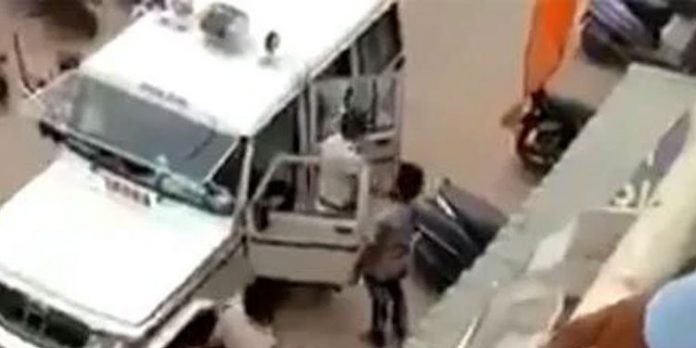 പ്രായപൂര്ത്തിയാവാത്ത മകളെ ബലാല്സംഗം ചെയ്ത ബന്ധുവിനെ പിതാവ് കൊലപ്പെടുത്തി പ്രായപൂര്ത്തിയാവാത്ത മകളെ ബലാല്സംഗം ചെയ്ത ബന്ധുവിനെ പിതാവ് കൊലപ്പെടുത്തി