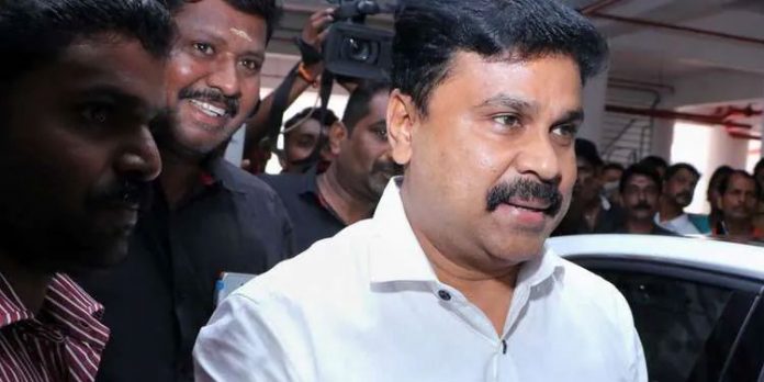 നടിയെ ആക്രമിച്ച കേസില് ദിലീപിനെ രണ്ടാമത്തെ ദിവസവും ചോദ്യം ചെയ്യുന്നു നടിയെ ആക്രമിച്ച കേസില് ദിലീപിനെ രണ്ടാമത്തെ ദിവസവും ചോദ്യം ചെയ്യുന്നു